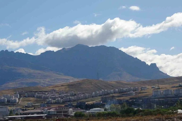 Van’ı çevreleyen dağlarda bulut şöleni