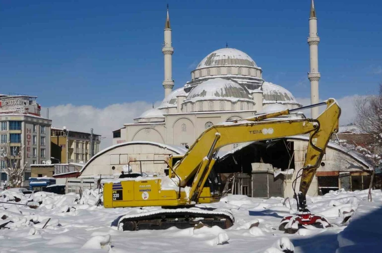 Van’ın 27 yıllık Mısır Çarşısı iki katlı modern arasta oluyor