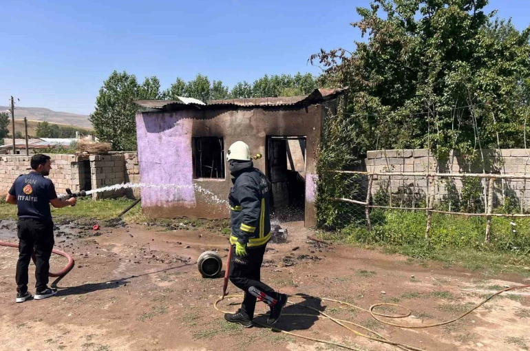 Van’ın Tuşba ilçesinde odunluk yangını