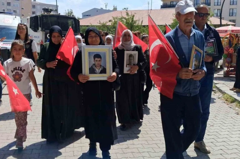 Vanlı anneler evlatlarını bekliyor