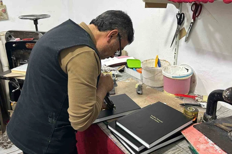 Vanlı cilt ustası yarım asırlık zanaatını teknolojiye karşı koruyor