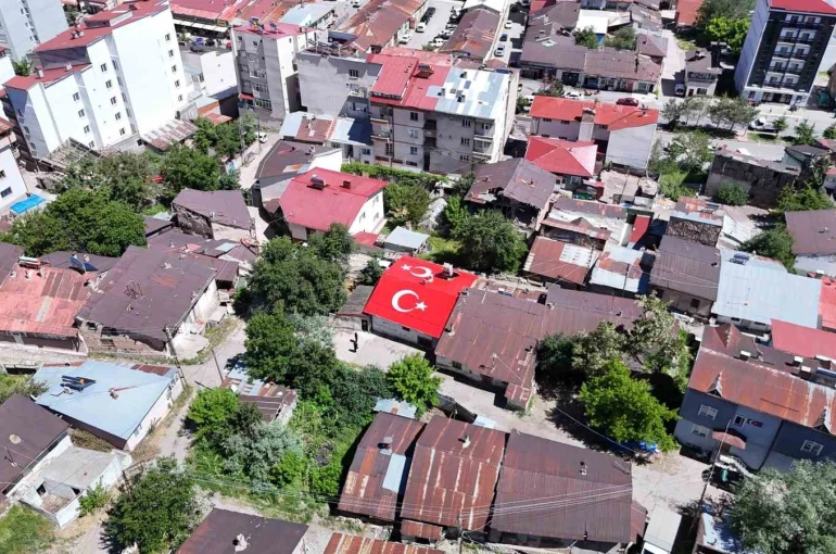 Vatan sevgisini evinin çatısına işledi