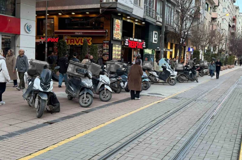 Vatandaş hatalı park edilen kurye motosikletlerinden rahatsız