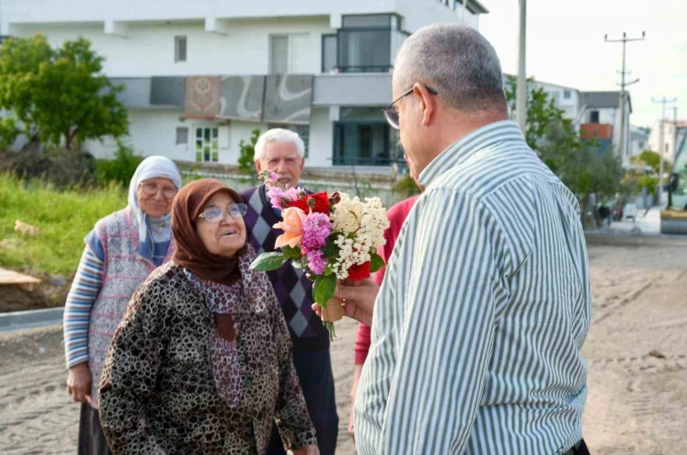Vatandaşlar Başkan Elbi’yi, çiçeklerle karşıladı