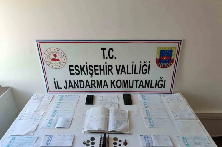 Vatandaşlara zorla senet imzalatarak borçlandıran şahıslar jandarma tarafından yakalandı
