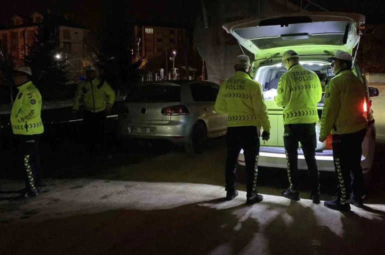 Vatandaşların ihbarı üzerine yakalandı: Abartı egzozlu araç trafikten men edildi