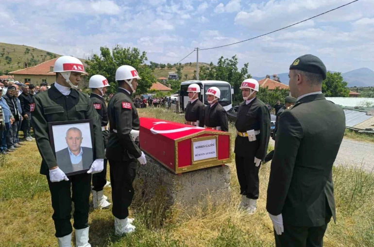 Vefat eden Kıbrıs gazisi son yolculuğuna uğurlandı