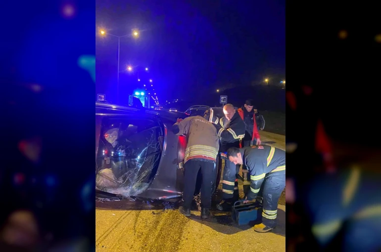 Vidanjöre çarparak devrilen otomobilin sürücüsü yaralandı