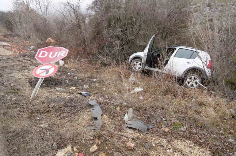 Virajı alamayan otomobil ağaçlara çarparak durabildi: 3 yaralı