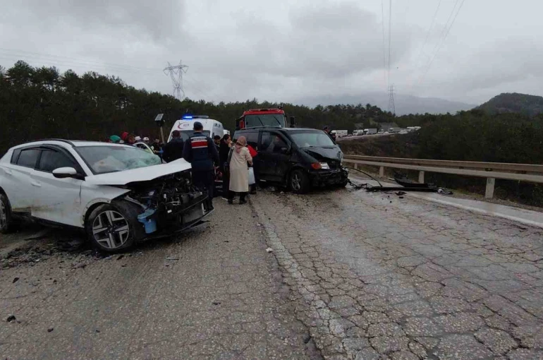 Virajı alamayan otomobil minibüsle kafa kafaya çarpıştı: 4 yaralı