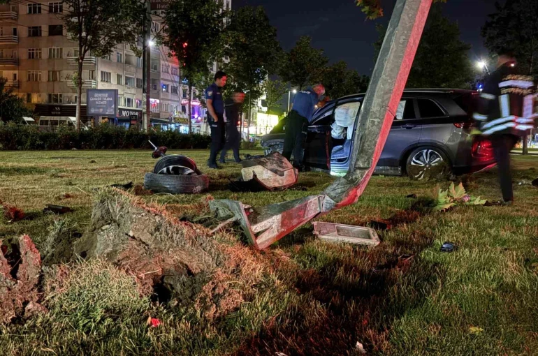 Virajı alamayan SUV araç aydınlatma direğini yerinden söktü: 1 yaralı