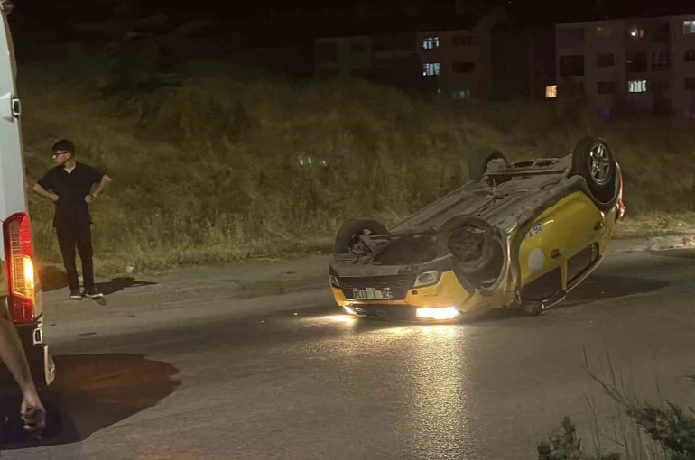 Virajı alamayan ticari taksi ters döndü: 2 yolcu yaralandı