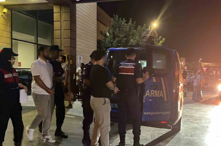 Vize dolandırıcılığı operasyonunda şüpheliler ve yakınları gazetecilere tepki gösterdi 