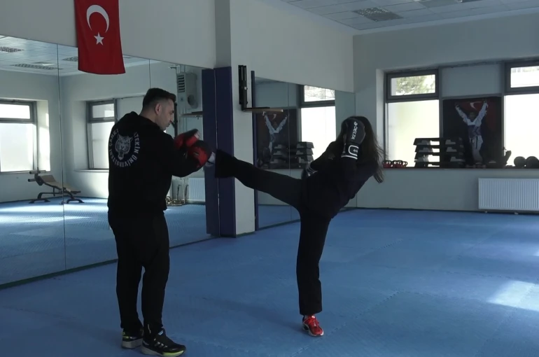 Vücut geliştirmek için gittiği salonda kick boksla tanıştı, 5 ay sonra Ünilig’de 3. oldu