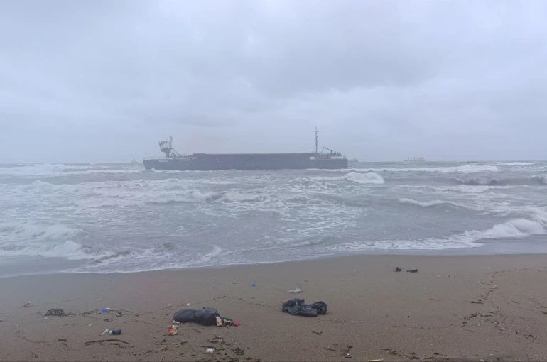 Yabancı bandıralı gemi karaya oturdu: 8 mürettebat için kurtarma çalışması başlatıldı