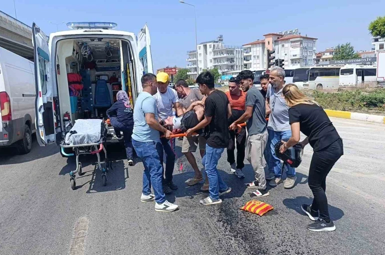 Yağ dökülen yolda kayarak 50 metre sürüklenen motosikletli yaralandı