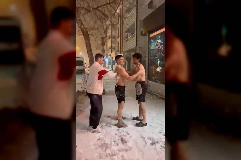 Yağan kar altında önce antrenman, ardından kar banyosu yaptılar