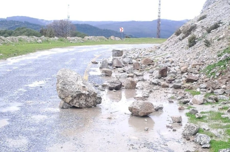 Yağış sonrası topraktan kaydı, kayalar yolu kapattı