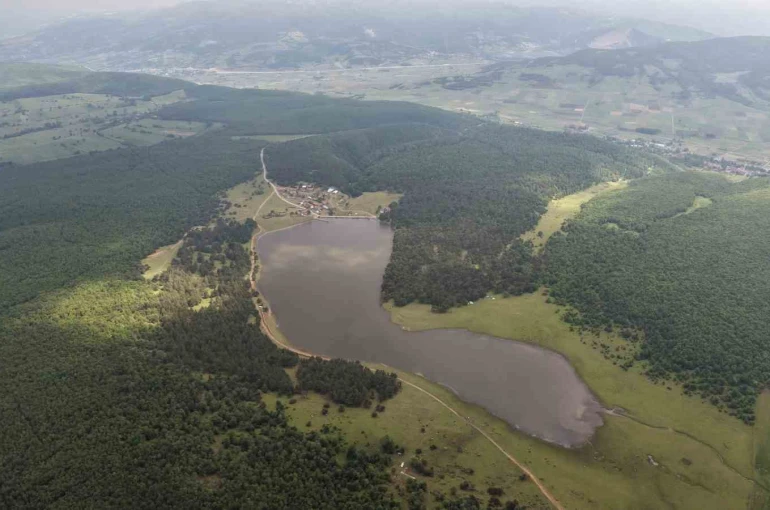 Yağışlar göleti doldurdu, yayla yolu su altında kaldı