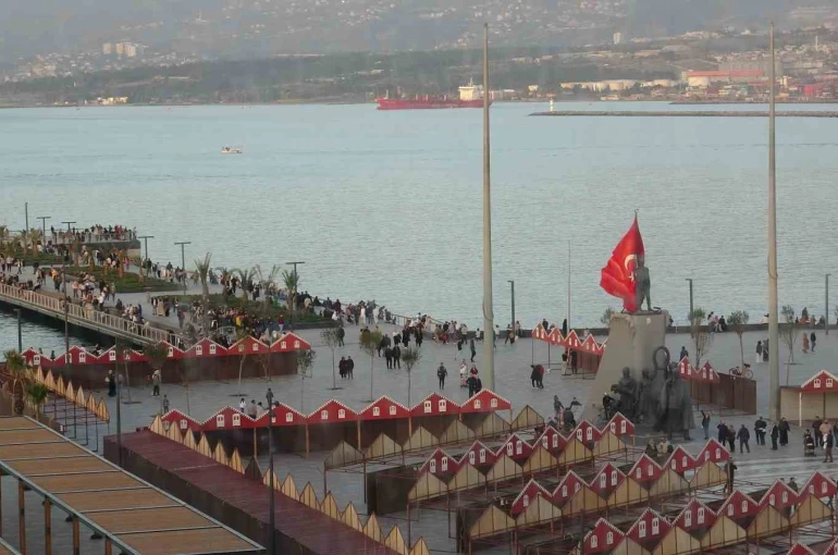 Yağışlı havanın son bulmasını fırsat bilen vatandaşlar İskenderun Sahili’ne akın etti