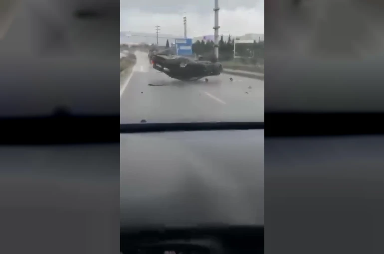 Yağışlı yolda makas atan otomobil tepetaklak oldu