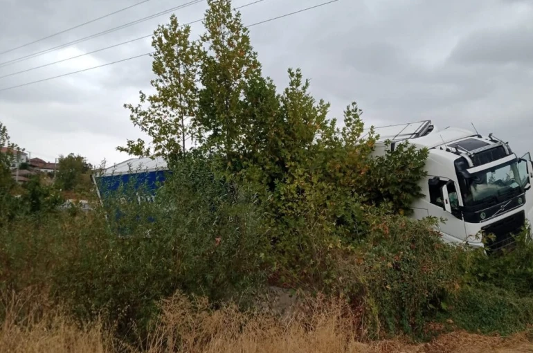 Yağışta yoldan çıkan tır şarampole girdi