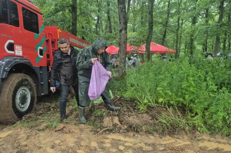 Yağmur çamur demeden ormanda çöp topladılar