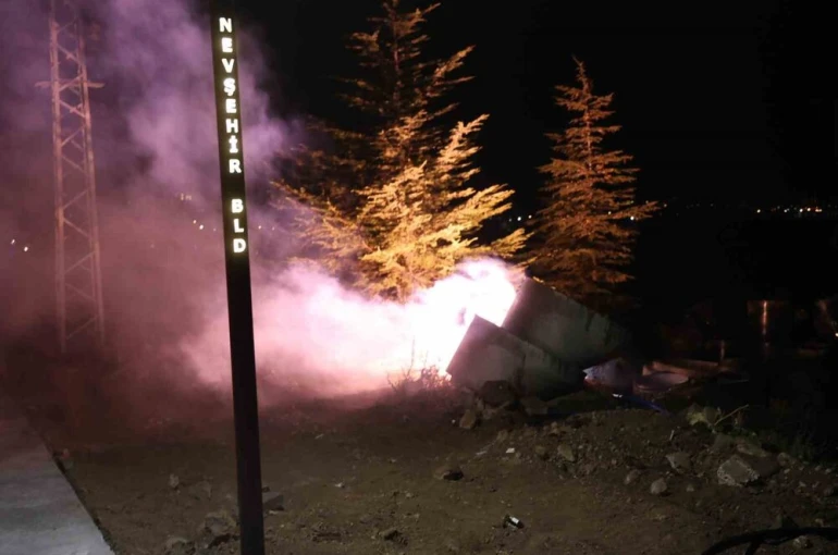 Yağmur kısa devre yaptırdı, elektrik kablosu alev alev yandı