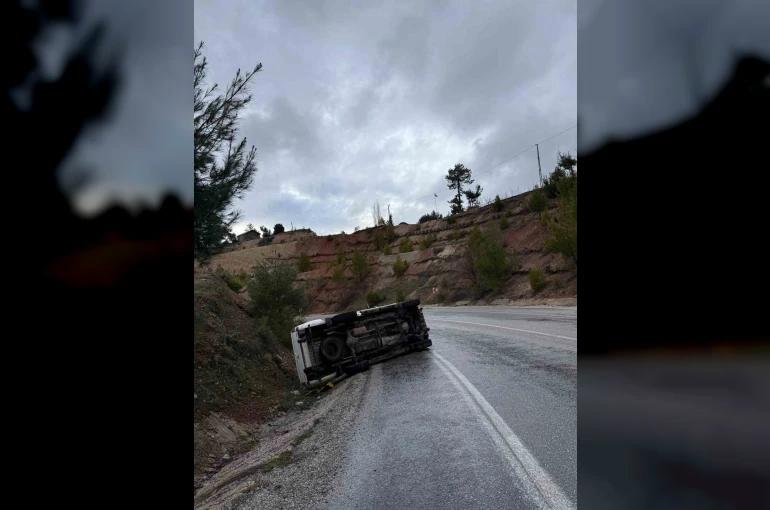 Yağmur sonrası kayganlaşan yolda pikap yan yattı