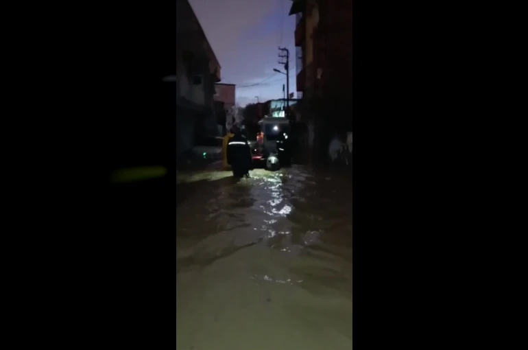 Yağmur sonrası su basan evlerde mahsur kalanlar kurtarıldı
