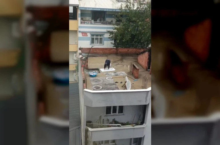 Yağmurlu havada çatıda halı yıkadı, görenler şaştı kaldı