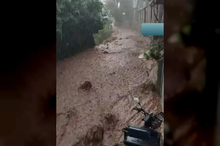 Yahyalı’da yağış sele neden oldu, evler araçlar zarar gördü