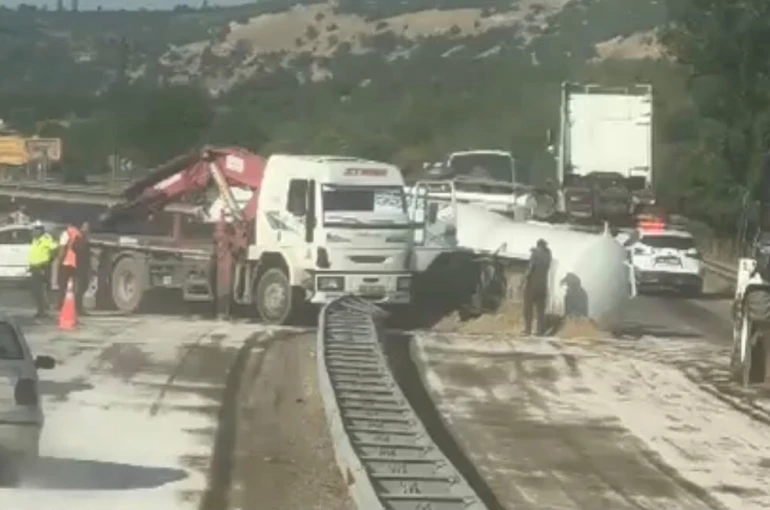 Yakıt tankeri devrildi, kara yolunda ulaşım aksadı