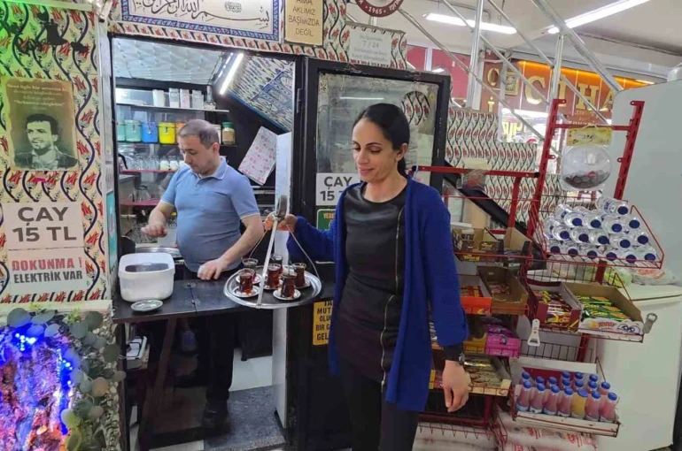 Yaklaşık 3 metrekarelik iş yerini sanat eseri niteliğinde bir mekâna dönüştürdü