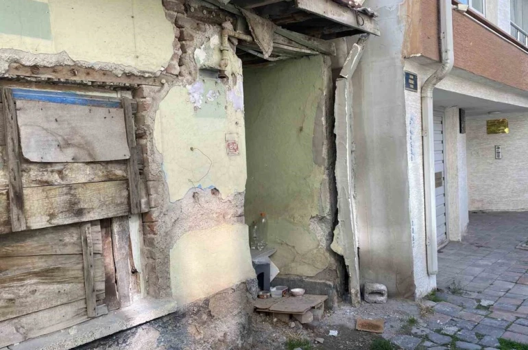 Yaklaşık 5 yıldır metruk halde olan ev tedirginlik oluşturuyor