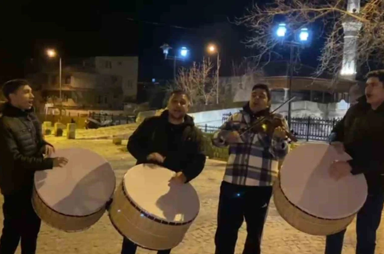 Yaklaşık bir asırdır sahura şarkılarla uyanıyorlar