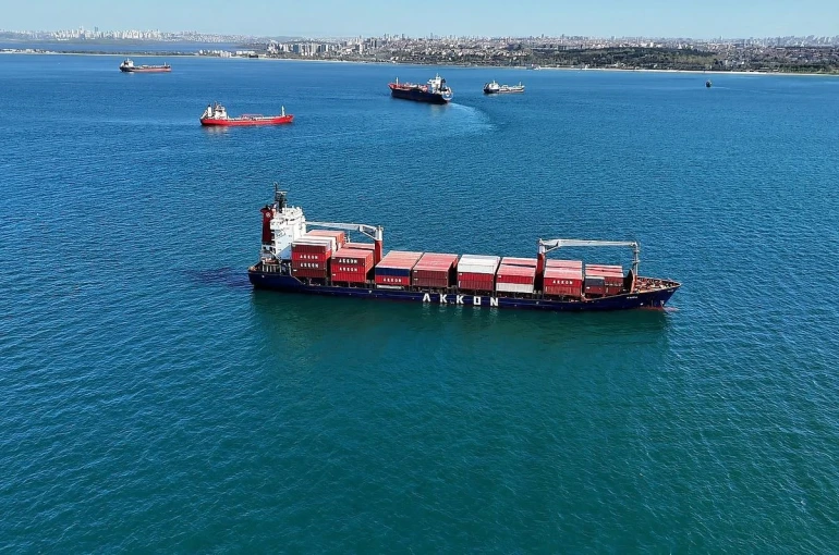 Yalılara metreler kala karaya oturan gemi havadan görüntülendi