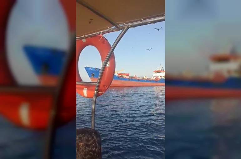 Yalova açıklarında su tankeri tekneye çarptı: 2 kişi denize atlayarak kurtuldu