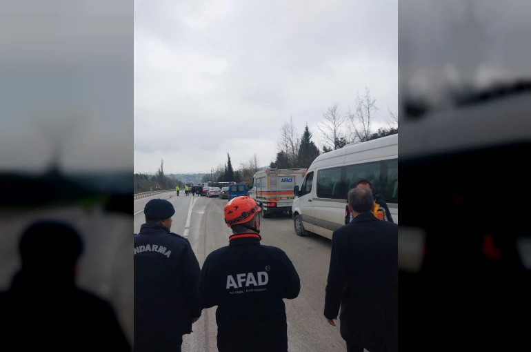 Yalova'da servis midibüsü kaza yaptı: 1 ölü, 20 yaralı
