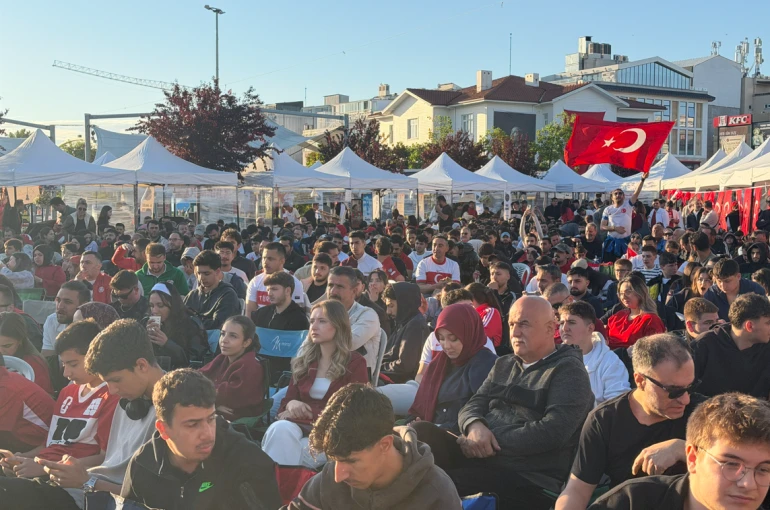 Yalova dev ekranda milli maç heyecanı