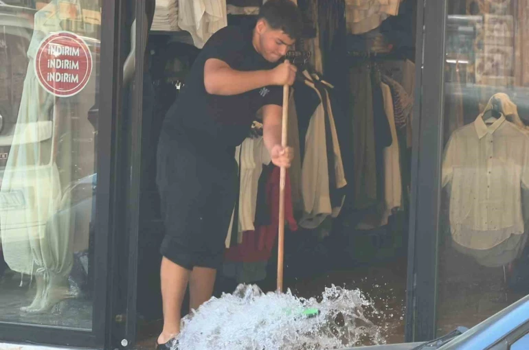 Yalova’da su borusu patladı, 4 iş yerini su bastı