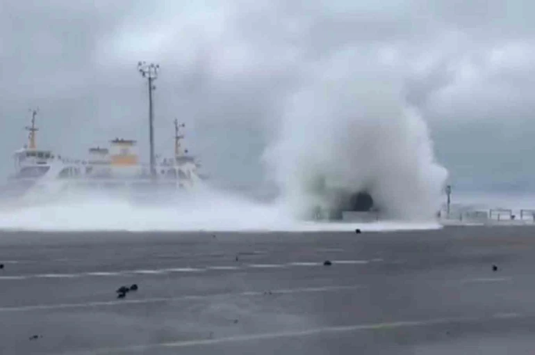Yalova’daki fırtınadan çarpıcı görüntüler