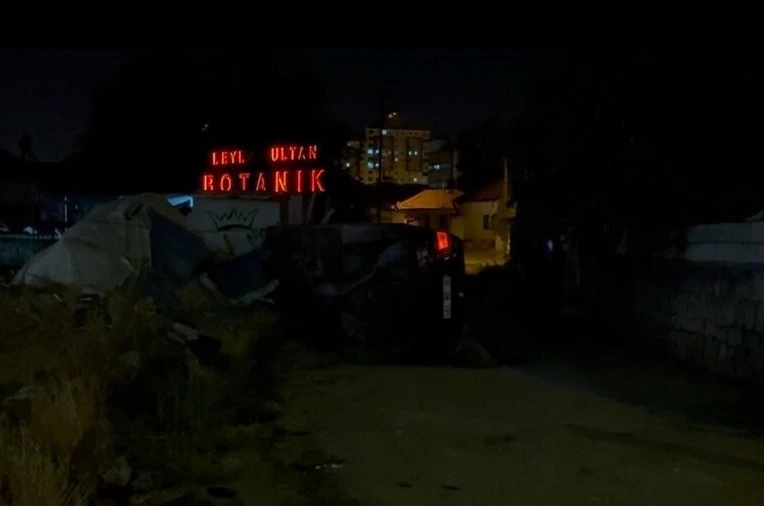 Yan yatan otomobilden çıkıp, yüzünü yıkamaya gitti