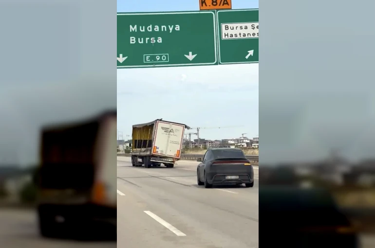 Yana yatmış şekilde seyreden dorse korkuttu