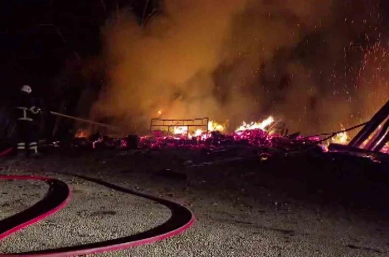 Yanan evdeki tüpün bomba gibi patladığı anlar kamerada