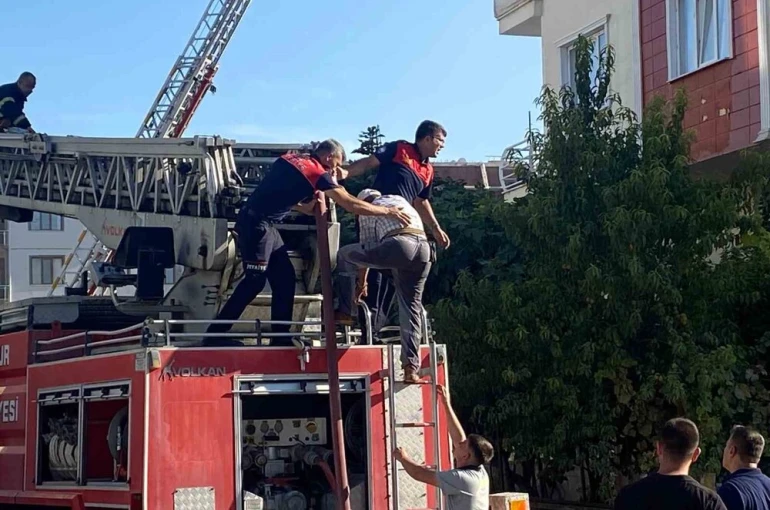 Yangın çıkan çatıda mahsur kalan işçi kurtarıldı