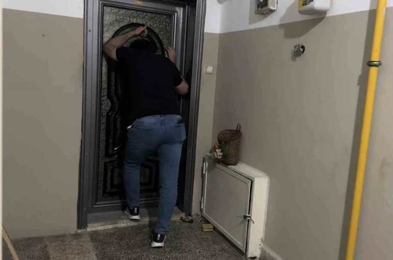 Yangın çıkarıp kendisini eve kilitledi: Ekiplerin çabasına rağmen dışarı çıkmadı