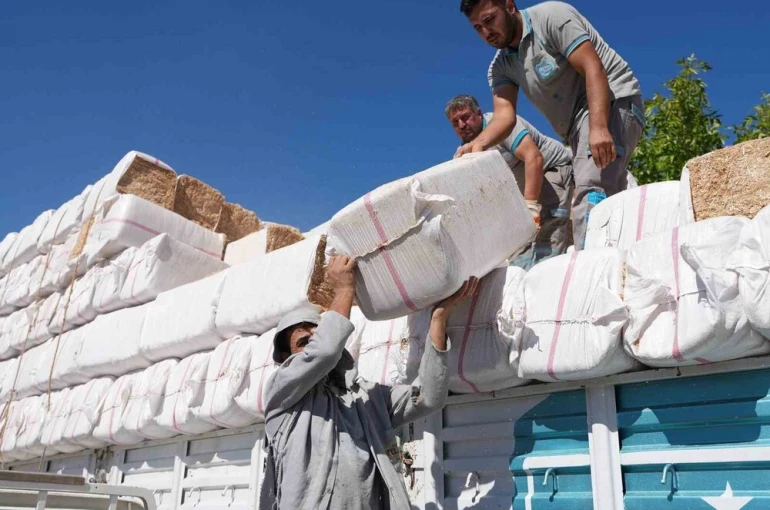 Yangın mağduru çiftçiye yem ve saman desteği sağlandı