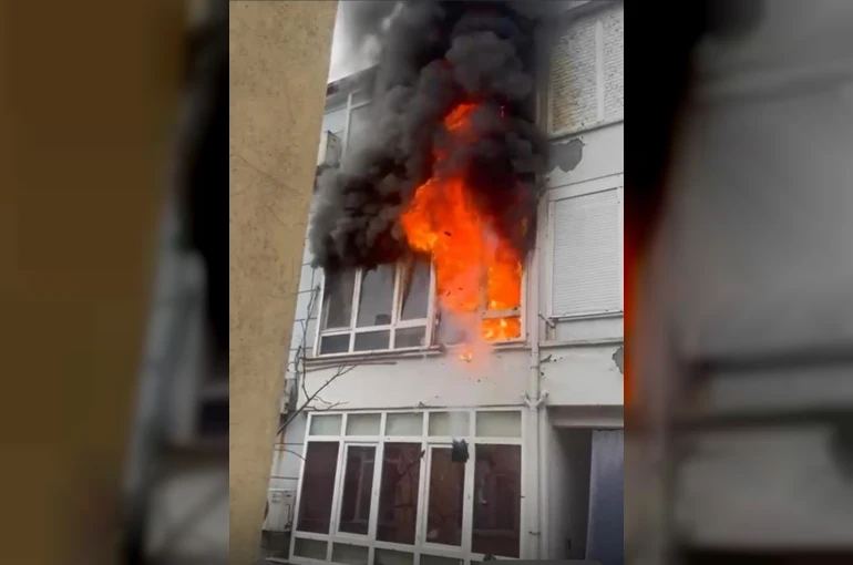Yangın sırasında patlayan buzdolabı motoru evi harabeye çevirdi