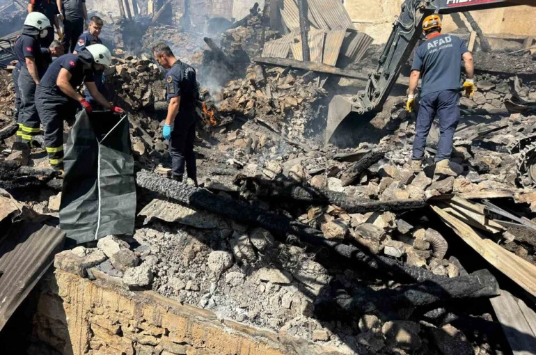 Yangında çöken evdeki 2 kardeşin ceset kalıntıları bulunarak adli tıpa gönderildi